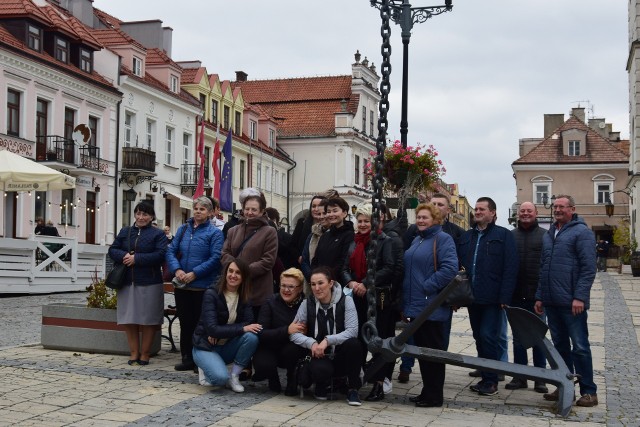 Sprzyjająca pogoda w sobotę, 16 października, sprawiła, że Sandomierz odwiedziło wiele osób. Rynek już od rana tętnił życiem i z każdą godziną przybywało ludzi. Szczególnie dużo było zorganizowanych grup turystycznych, które korzystając ze słonecznej aury postanowiły zwiedzić Królewskie Miasto. Na turystów czekają jeszcze meleksy i przewodnicy.Na kolejnych slajdach zobacz jak wyglądał turystyczny ruch w Sandomierzu, w sobotę, 16 października.     