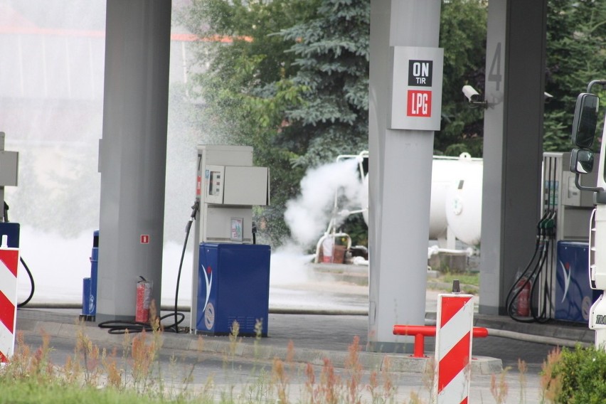 Wyciek gazu w Chojnicach. Na stacji paliw rozszczelnił się pojemnik  z gazem