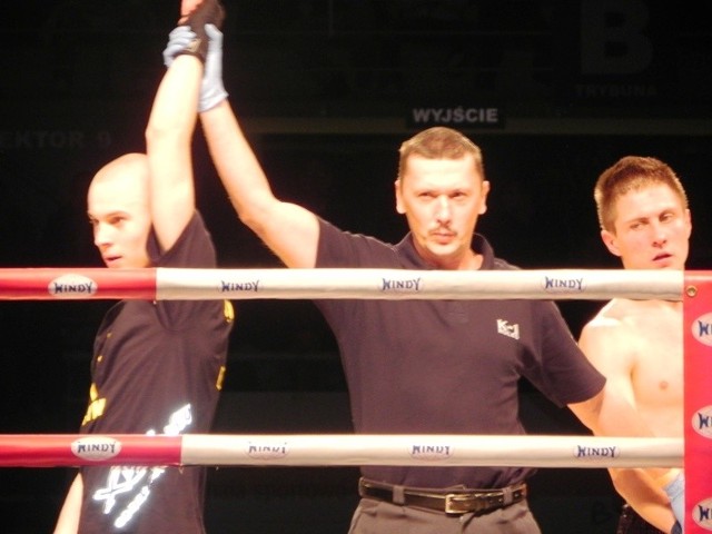 W Człuchowie pewnie wygrał Daniel Jędrzejewski z Hunter Gym (z lewej).