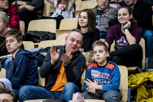 Koszykarki Artego Bydgoszcz przegrały we własnej hali z Carolo Basket 62:83 (17:33, 16:13, 18:16, 11:21) w pierwszym meczu 1/8 finału EuroCup. Rewanż w przyszłą środę we Francji. Rywalki były zdecydowanie lepsze. Naszym paniom nie pomógł głośny doping licznej grupy kibiców, którzy na trybuny mogli wejść za darmo. Zobacz zdjęcia z Artego Areny >>>