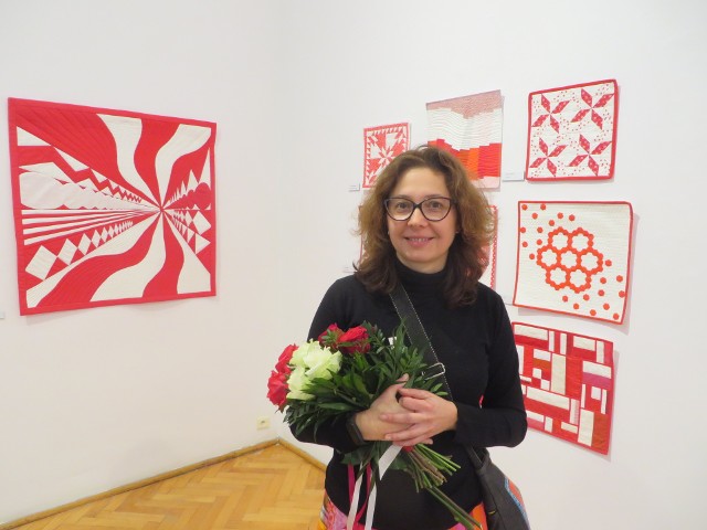 Wystawa była prezentowana w dziesiątkach galerii oraz muzeów w Polsce, a tym razem zawitała do Zielonej Góry i są na niej prace zielonogórzan m.in. Joanny Szalpuk, która była obecna na wernisażu wystawy.
