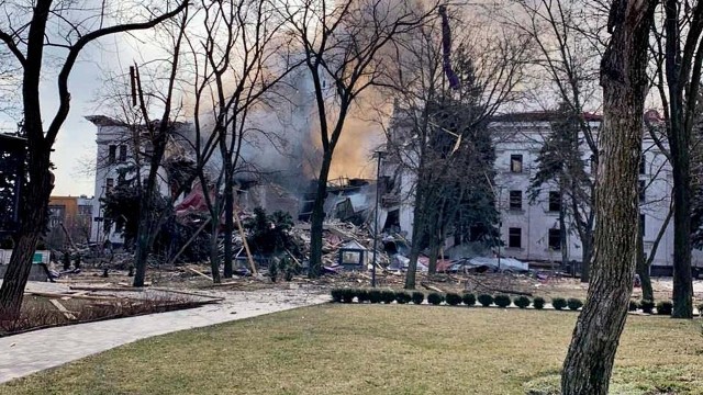 Zbombardowany budynek Teatru Dramatycznego w Mariupolu