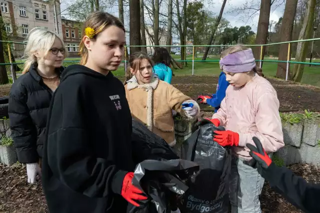 Uczniowie Szkoły Podstawowej nr 47 w Bydgoszczy sprzątali okolice Kanału Bydgoskiego