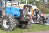 Wypadek na Borowskiej. Karetka zderzyła się z traktorem (FILM, ZDJĘCIA)