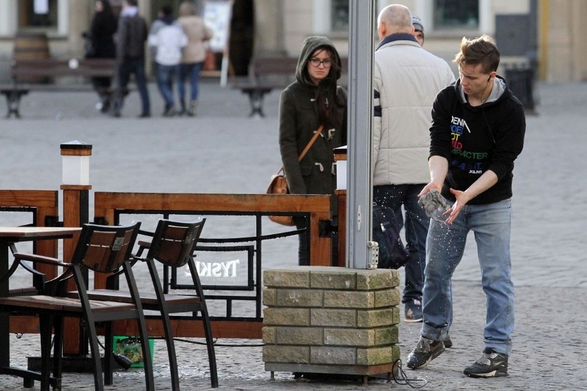 Wrocław: Początek sezonu ogródków letnich w Rynku. Stoi tylko kilka, mało kto w nich siada