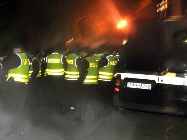 Zaginionej kobiety szukało ponad stu policjantów, strażaków i zołnierzy. Odnaleźli ją przed trzecią w nocy.