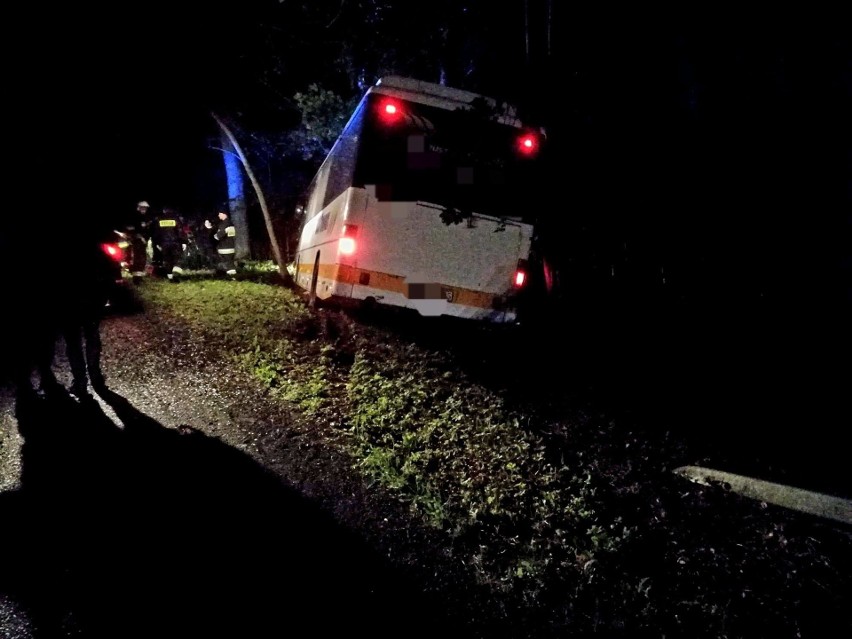Autobus wypadł z drogi i uderzył w drzewo. Kierowca chciał uniknąć czołówki 