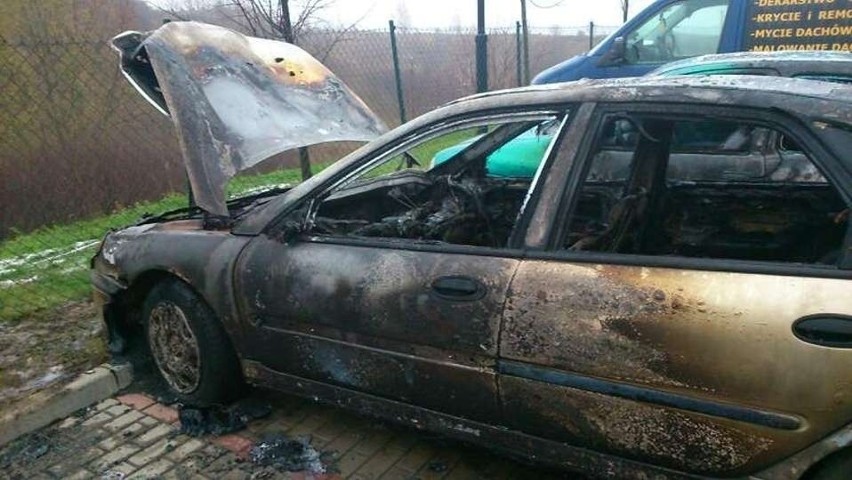 Spalony samochód na ul. Jeleniogórskiej w Gdańsku