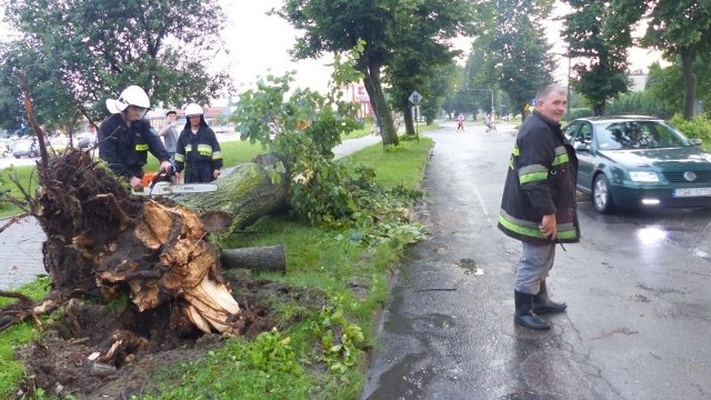 W Skarżysku na skutek burzy sześć drzew runęło na ulice miasta. Na zdjęciu strażacy z Lipowego Pola pracują przy powalonym drzewie przy ulicy Metalowców.