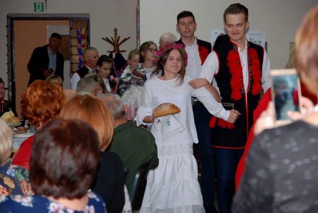 Pannę młodą i pana młodego goście powitali w remizie w Woli Stromieckiej, to tam odbyło się huczne "Stromieckie wesele na ludową nutę".