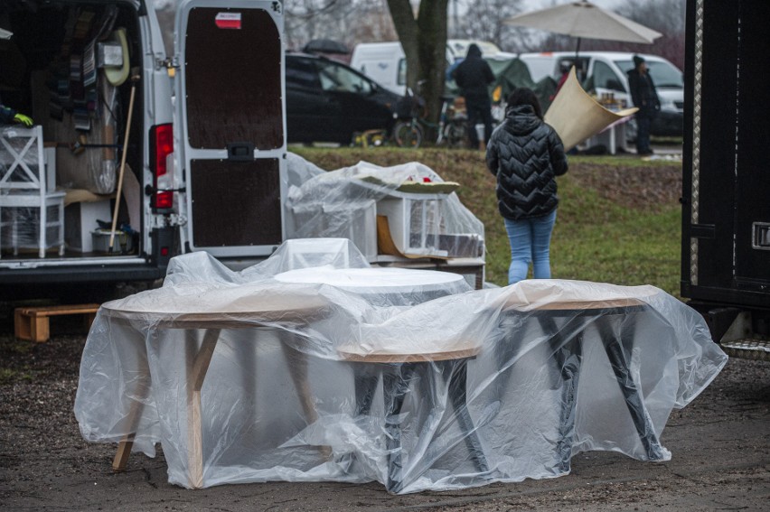 Cotygodniowa niedzielna giełda na terenach podożynkowych w...