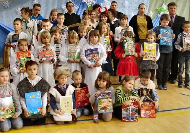Nagrodzeni uczniowie ze szkoły w Olesznie z organizatorami i zaproszonymi gośćmi