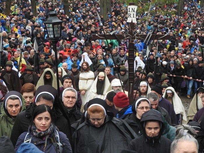 Kalwaria Zebrzydowska. Tysiące wiernich na drodze krzyżowej 