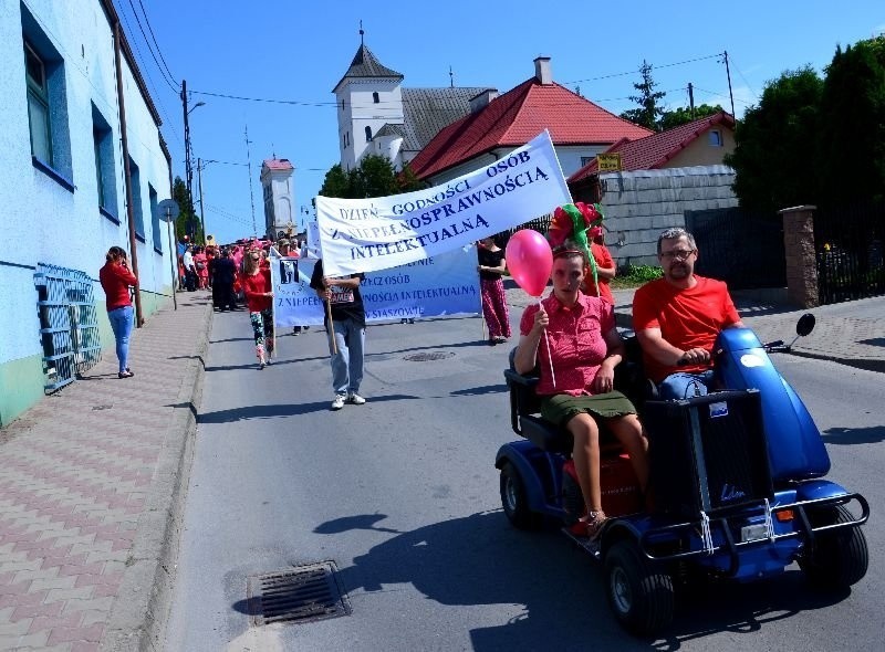 Marsz ulicami Staszowa w „Dzień Godności Osób z Niepełnosprawnością Intelektualną” [ZDJĘCIA]