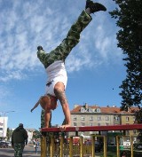 Le parkour w centrum miasta. Zobacz, jakie ewolucje wykonują parkourowcy przy Sienkiewicza (wideo, zdjęcia)