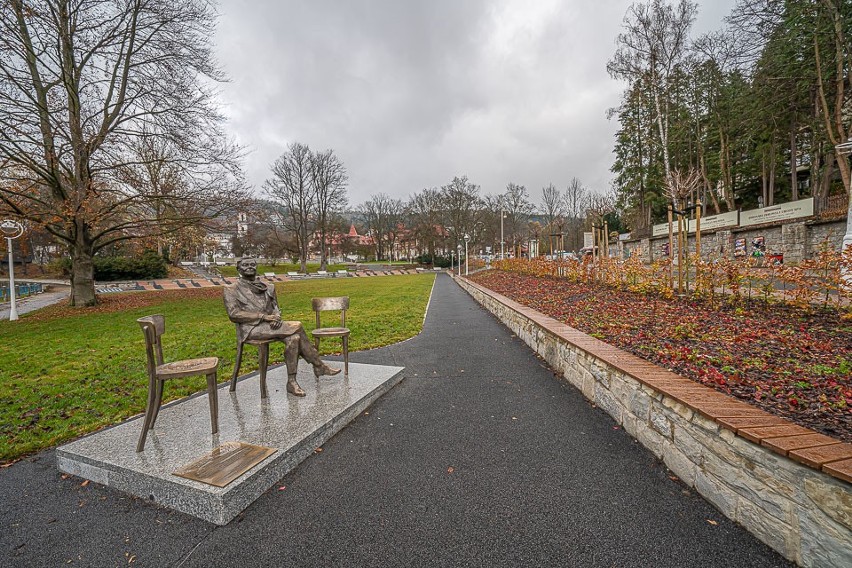 Krynica-Zdrój. Park Dukieta w jesiennej scenerii. Tak wygląda kilka miesięcy po remoncie [ZDJĘCIA]