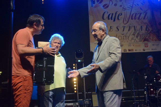 Andrzej Dąbrowski, (z prawej) znany perkusista, muzyk, rajdowiec, fotograf i piosenkarz uhonorowany został „Jazzową kawiarką”.
