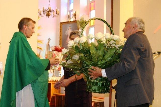 Parafianie wygrali z biskupem! Odwołany ks. Marek wrócił zza oceanu do Szelkowa (zdjęcia)