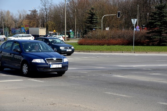 Skrzyżowanie ulicy Łódzkiej i Zagnańskiej na Skrzetlach jest w fatalnym stanie.