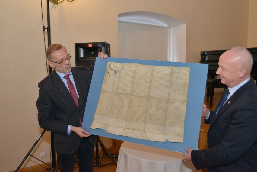 Burmistrz Sandomierza przekazał Muzeum niezwykle cenny dokument (ZDJĘCIA)  