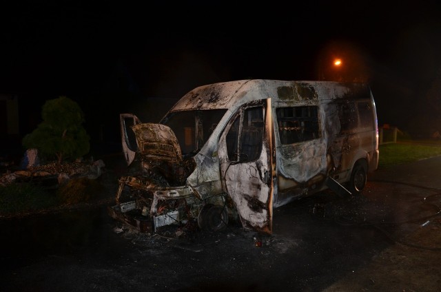 Sześć osób podróżowało busem, który zapalił się podczas jazdy w Głogininiu w powiecie gostyńskim. Pojazd spłonął. Na miejscu zdarzenia działały cztery zastępy strażaków oraz zespół ratownictwa medycznego. Przejdź do kolejnego zdjęcia --->