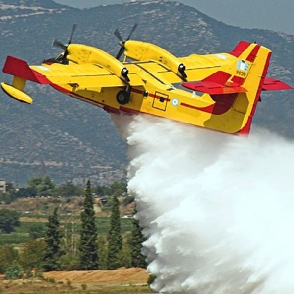 W greckich barwach zaprezentuje się samolot Canadair CL-415 wykorzystywany do gaszenia pożarów.