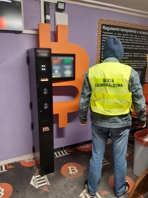 Funkcjonariusze lubelskiej KAS skonfiskowali urządzenia do gier hazardowych. Wśród nich był bankomat bitcoinów
