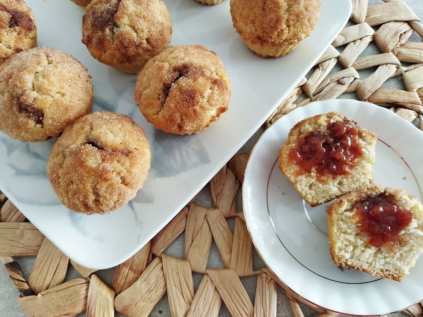 Pyszne muffinki z truskawkowym dżemem i cynamonową chrupiącą...