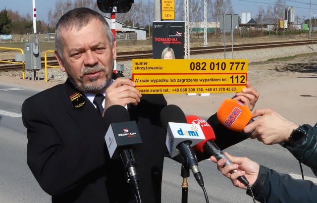 Piotr Małek, zastępca dyrektora Zakładu Linii Kolejowych w Skarżysku-Kamiennej przypomniał, jak korzystać z „żółtych naklejek”, w razie zagrożenia.