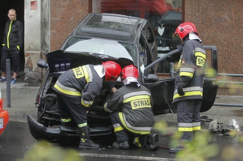 Wrocław: Wypadek na ul. Dubois. Renault zawisło na słupkach (ZDJĘCIA)