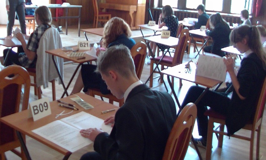 Gimnazjaliści podczas egzaminu