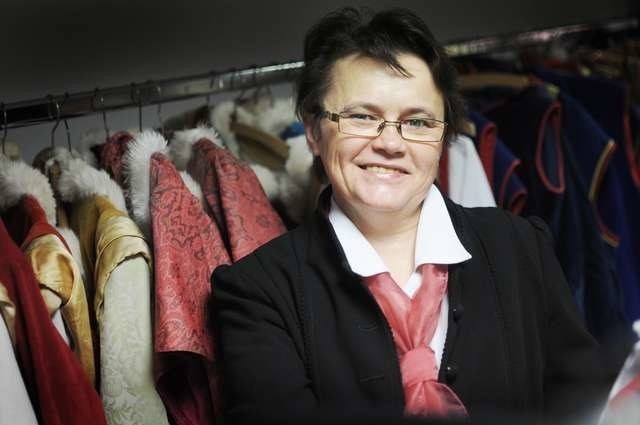 Danuta Wroniecka, od siedmiu lat szefowa kostiumerni Wojewódzkiego Ośrodka Animacji i Kultury 