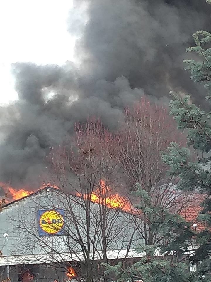 Lidl z Wadowic spłonął w godzinę. Drewniana konstrukcja dachu zawaliła się jeszcze szybciej