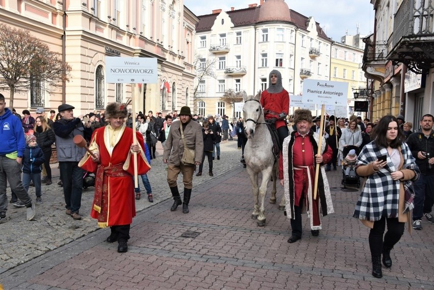Św. Marcin na białym koniu przejechał przez Tarnów. Za nim w orszaku szli miejscowi winiarze 