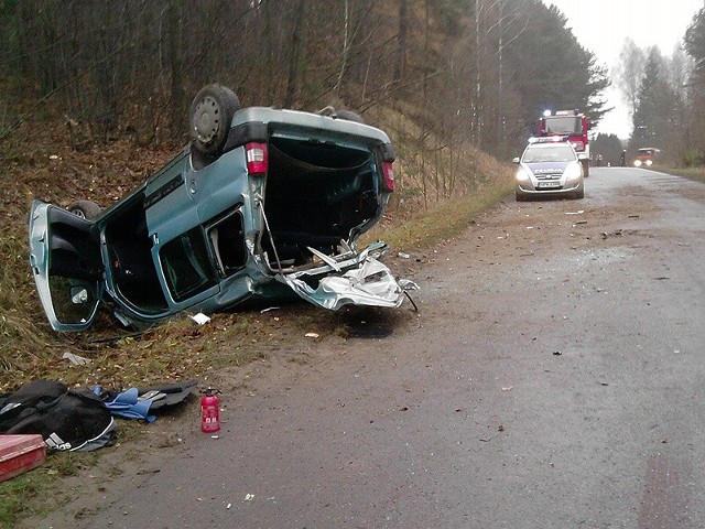 Samochód dachował i wpadł do rowu