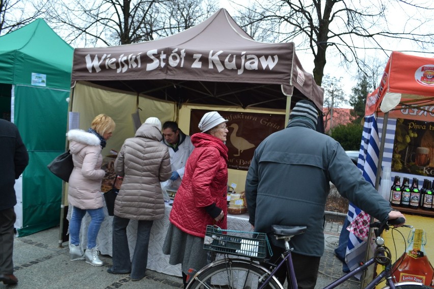 Na jarmarku można kupić wiele regionalnych przysmaków, ale i...