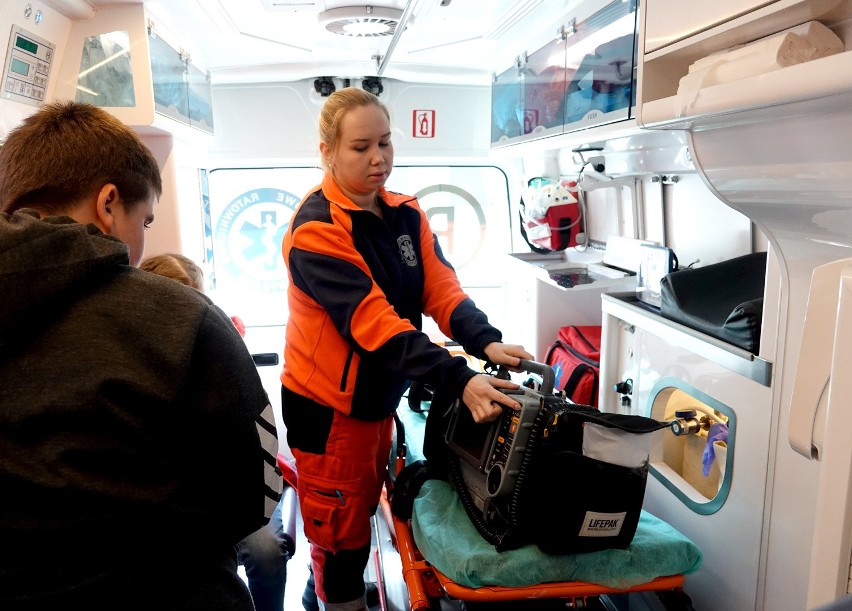 Nowy Sącz. Młodzież ze Specjalnego Ośrodka Szkolno-Wychowawczego  spotkała się ratownikami medycznymi