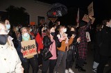 Protesty po orzeczeniu TK ws. aborcji. Blokada ulic i manifestacja pod domem poseł Anny Milczanowskiej w Radomsku [ZDJĘCIA, FILMY]