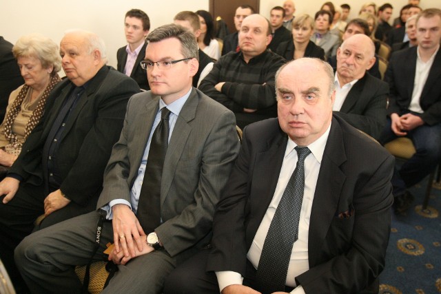 Prezes zarządu kapituły Łódzkiej Rodziny Siatkarskiej (od prawej) na naszej uroczystości Sportowiec Roku