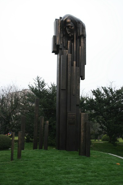 Pomnik Fryderyka Chopina w Szanghaju odsłonięty został w marcu 2007 r. Jego autorką jest Chinka, absolwentka Wydziału Rzeźby warszawskiej Akademii Sztuk Pięknych.