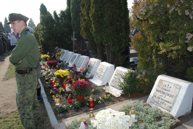 W piątek młodzież szkół ponadgimnazjalnych, harcerze i strażacy oddali hołd bohaterom poległym w powstaniach narodowych i wojnach na cmentarzu parafialnym we Włoszczowie.