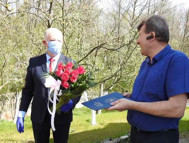 Burmistrz Ulanowa Stanisław Garbacz przekazał kwiaty i gratulacje przez syna stu trzylatki