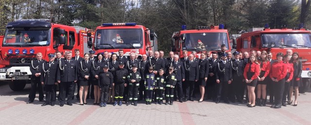 Uroczystość 3 maja i Dzień Strażaka w Jeziórce, w gminie Pniewy. Na kolejnych slajdach relacja z uroczystości.