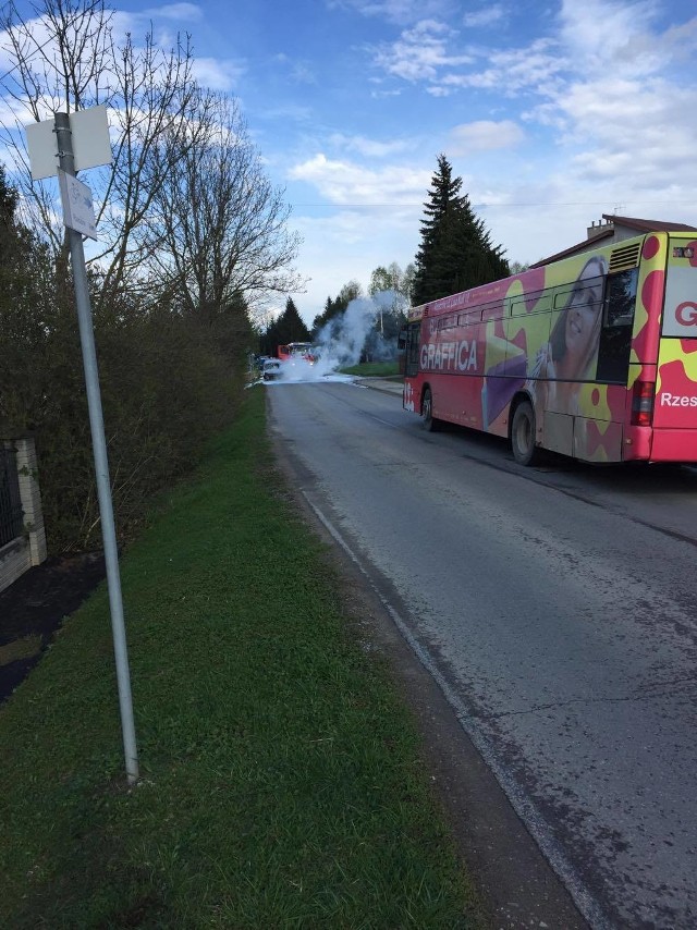 Pożar samochodu na drodze w Kielanówce. Zdjęcia na facebooku podesłał nam Oskar. Dzięki!