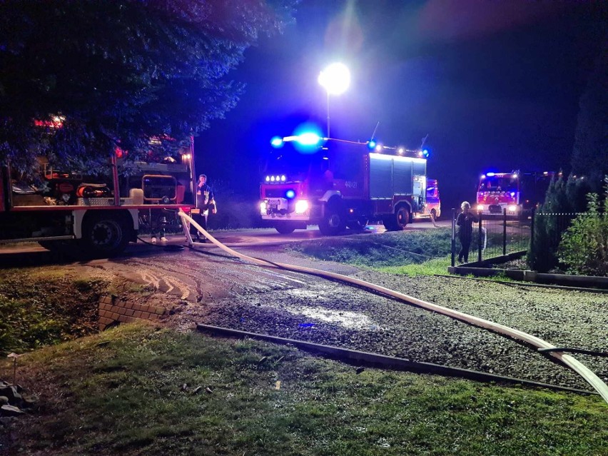 Nocny pożar domu w Dębowcu. Trzy osoby trafiły do szpitala [ZDJĘCIA]