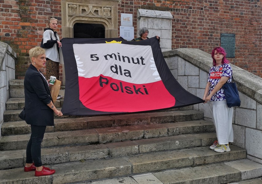 Hyde park w sprawie Polski na krakowskim Rynku. Inicjatywa w ramach Strajku Kobiet