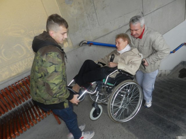 Panią Krystynę w piątek na I peron dworca w Kędzierzynie-Koźlu wnosił jej syn i przypadkowo spotkany pasażer.