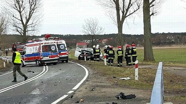 Do wypadku doszło na drodze krajowej nr 31, między Słubicami, a Drzecinem. Czołowo zderzyły się tu dwa samochody osobowe.