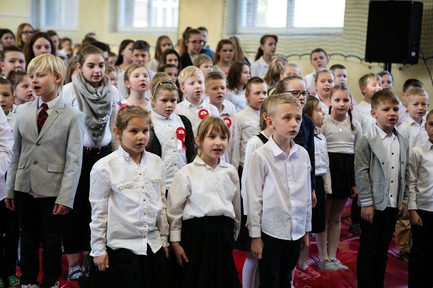 Uczniowie i przedszkolaki ze Szkoły Podstawowej nr 5 w Szczecinie zaśpiewały hymn Polski [ZDJĘCIA WIDEO] 