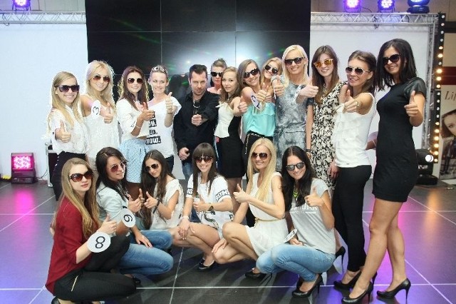 18 finalistek konkursu Miss Polonia Ziemi Świętokrzyskiej 2014 z choreografem Tomaszem Rowińskim na scenie w Galerii Korona.